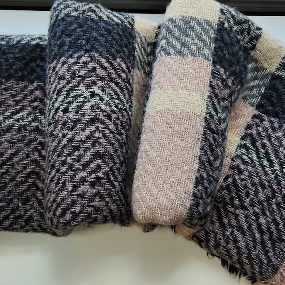 WRAP SCARF Unbranded Pink, black, tan and blue 56"×56" Excellent condition - Picture 4 of 4